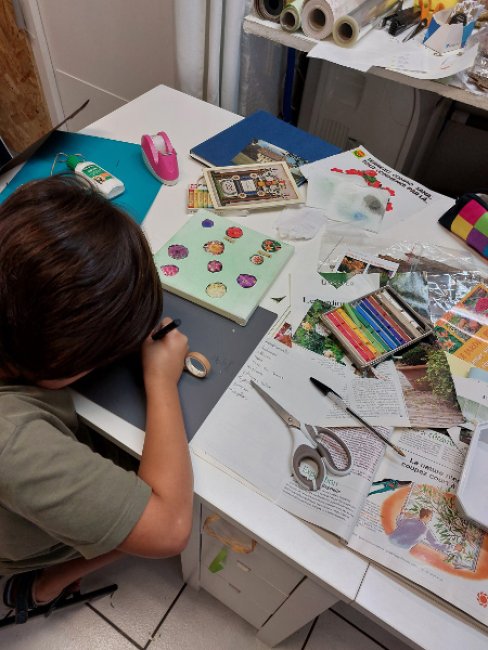 Enfant participant à un atelier créatif