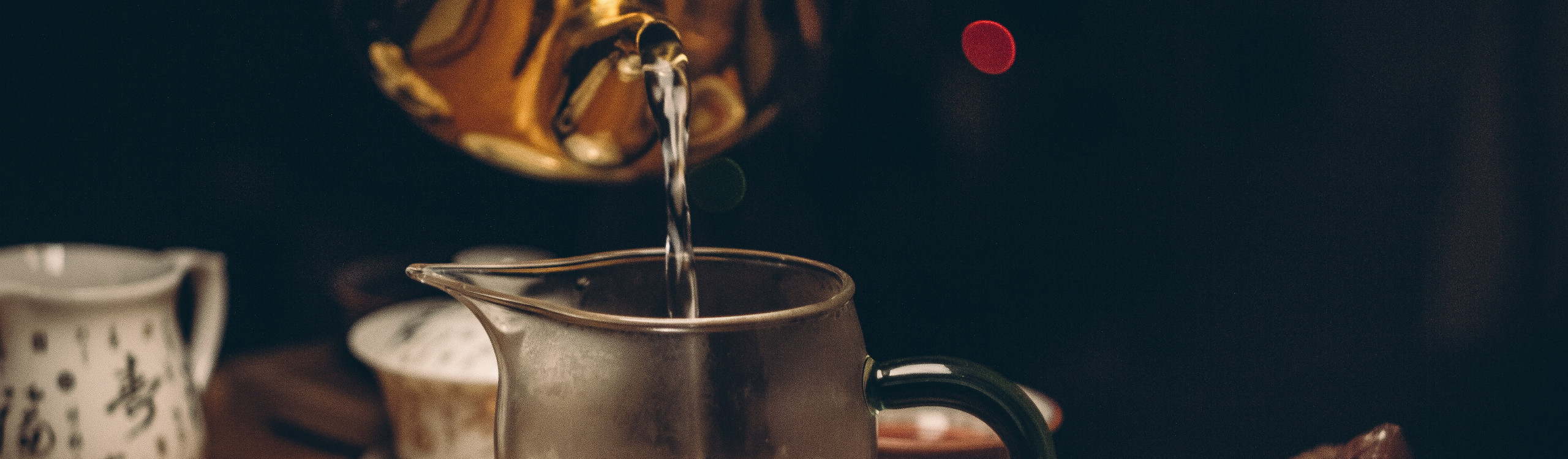 Eau chaude versée dans une carafe à thé